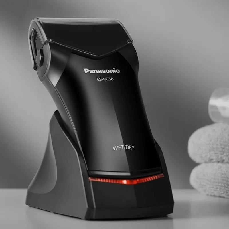 Động cơ mạnh mẽ và thiết kế lưỡi ngang của máy cạo râu Panasonic ES-RC30 hỗ trợ cách sử dụng máy cạo râu Panasonic nhanh chóng và êm ái.
