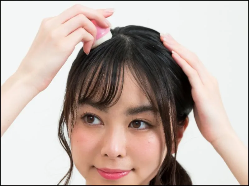 Vuốt keo tạo kiểu tóc mái