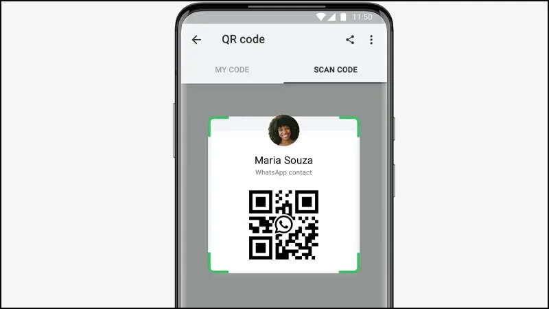 Điện thoại đang quét mã QR trên màn hình máy tính để đăng nhập WhatsApp