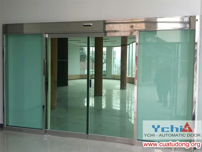 Cửa kính tự động trượt đôi mở rộng không gian