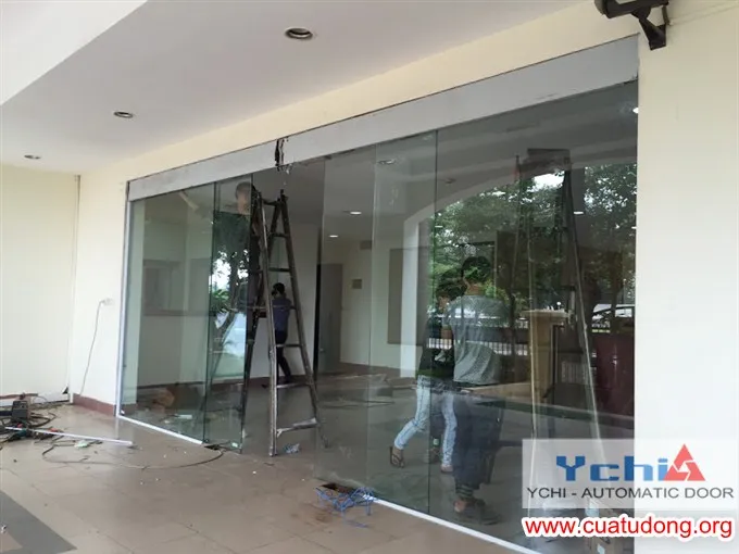 Lắp đặt cửa tự động kính cường lực tại lối vào