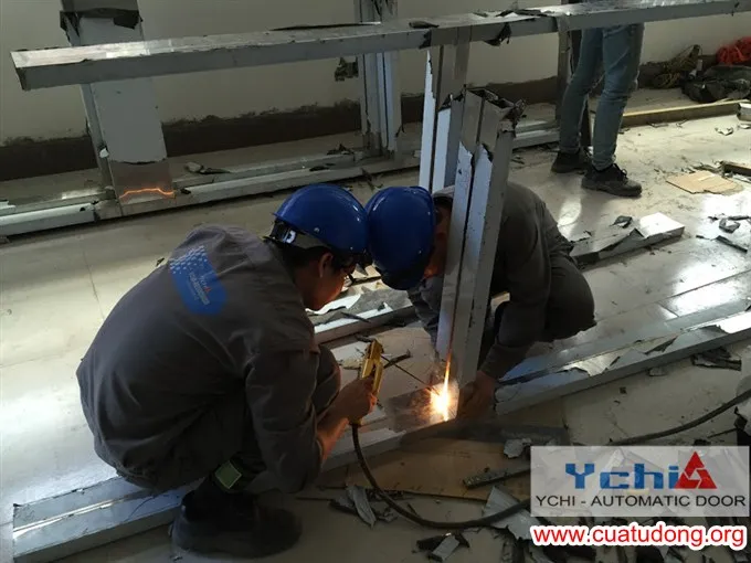 Bộ điều khiển và động cơ lắp đặt cửa tự động