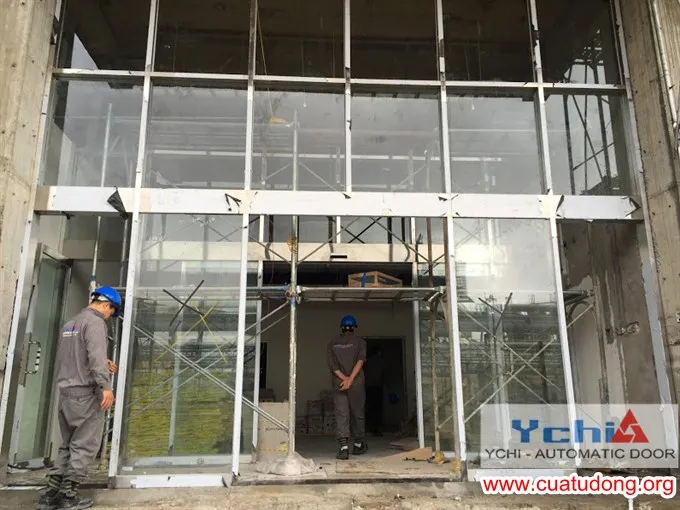 Cửa tự động tại lối vào sảnh khách sạn sang trọng