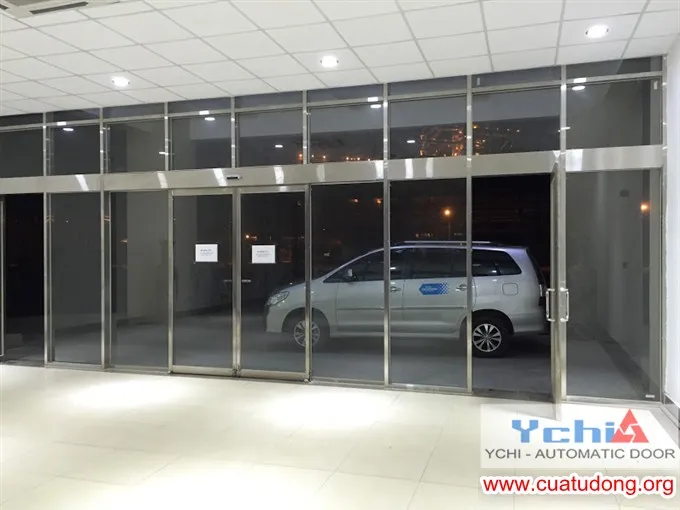 Hoàn thiện lắp đặt cửa tự động tại cửa hàng kinh doanh