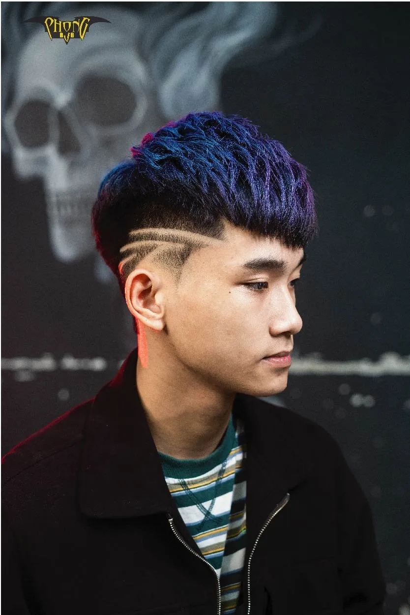 Nam giới đội mũ lưỡi trai che đi tóc mái ngắn, tạo phong cách trẻ trung