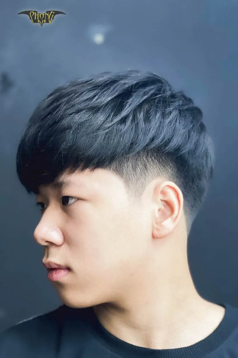 Nam giới với mái tóc gọn gàng, không bị chỉa dễ, thể hiện sự chăm sóc kỹ lưỡng