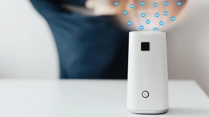 Máy lọc không khí màu trắng với chức năng tạo ion âm đặt trong không gian sống, thể hiện lịch trình sử dụng khoa học