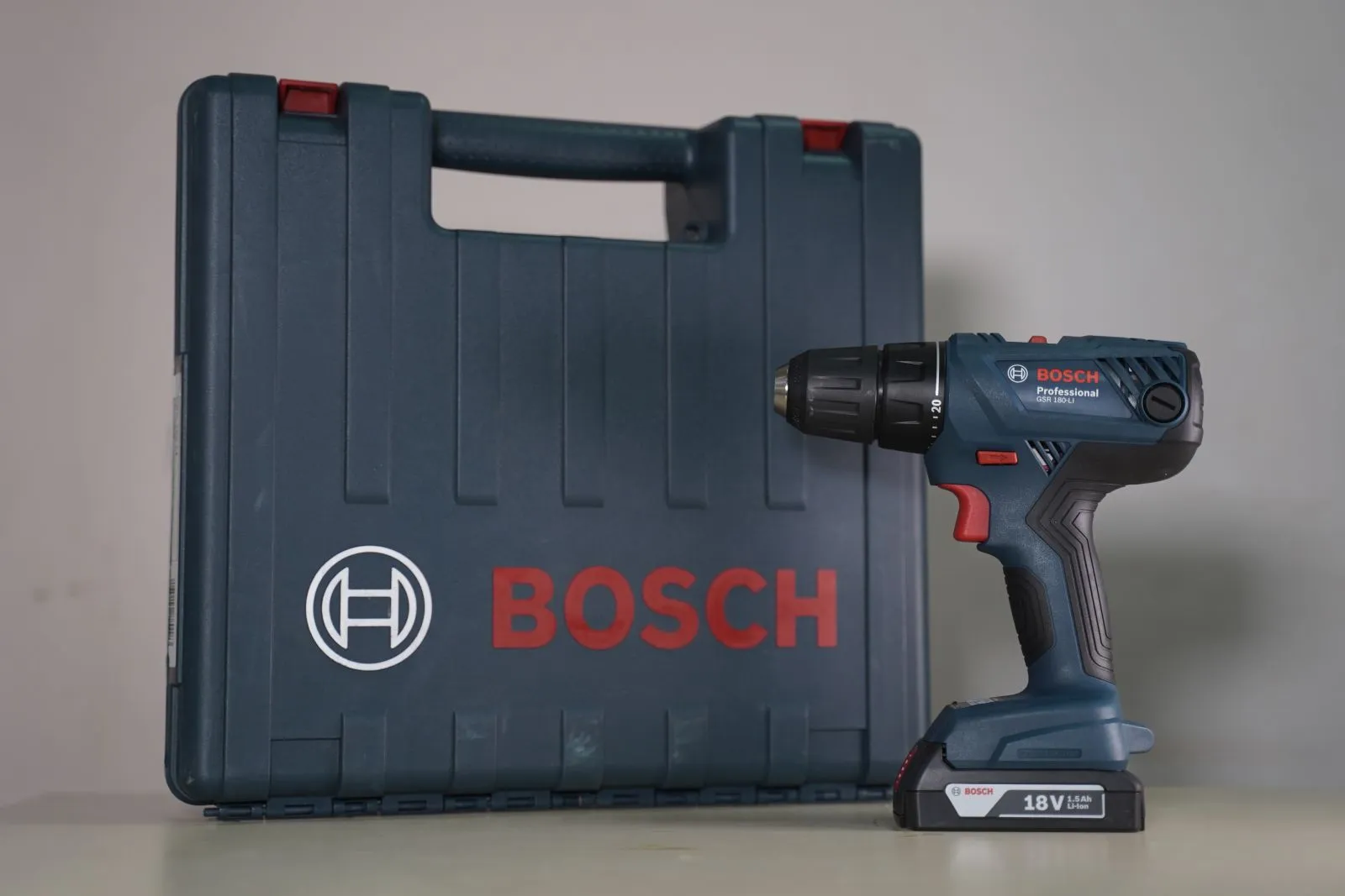 Máy khoan vặn vít dùng pin Bosch GSR 180-Li tổng quan thiết kế hiện đại