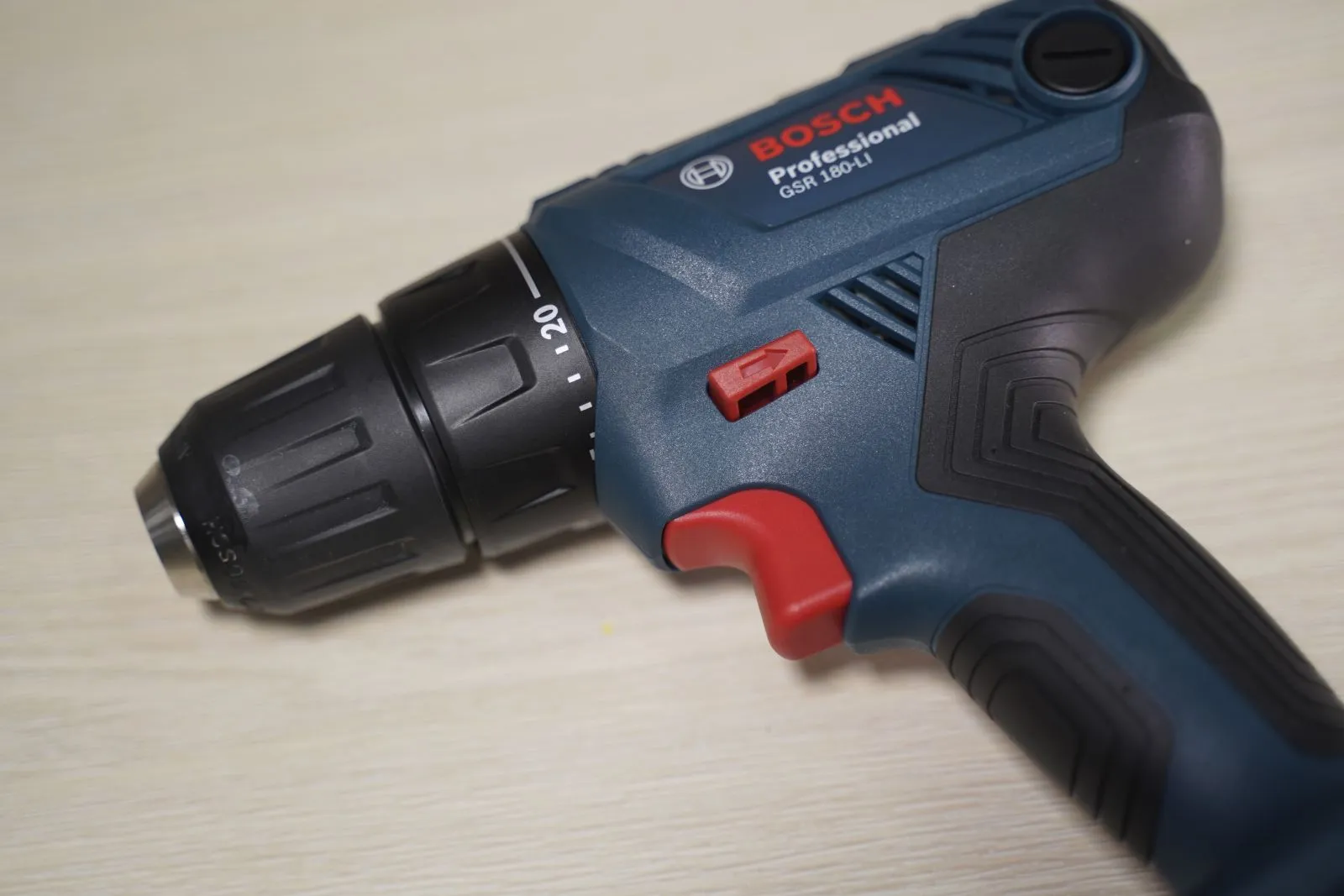 Bosch GSR 180-Li với các phụ kiện đi kèm cho công việc đa năng