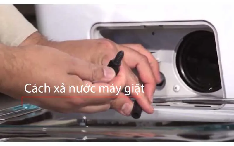 Máy giặt cửa ngang đang trong quá trình xả nước từ ống thoát nước khẩn cấp