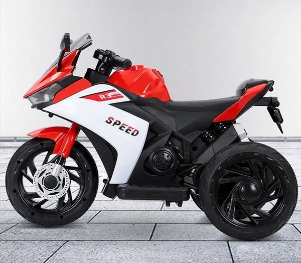 Xe máy điện 3 bánh trẻ em đang được lắp ráp các chi tiết bánh xe và vô lăng