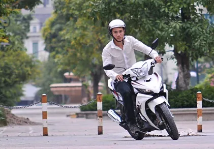 Người lái xe máy đang kiểm tra động cơ, minh họa cho cách sử dụng xe máy đúng cách và bảo dưỡng xe ban đầu.