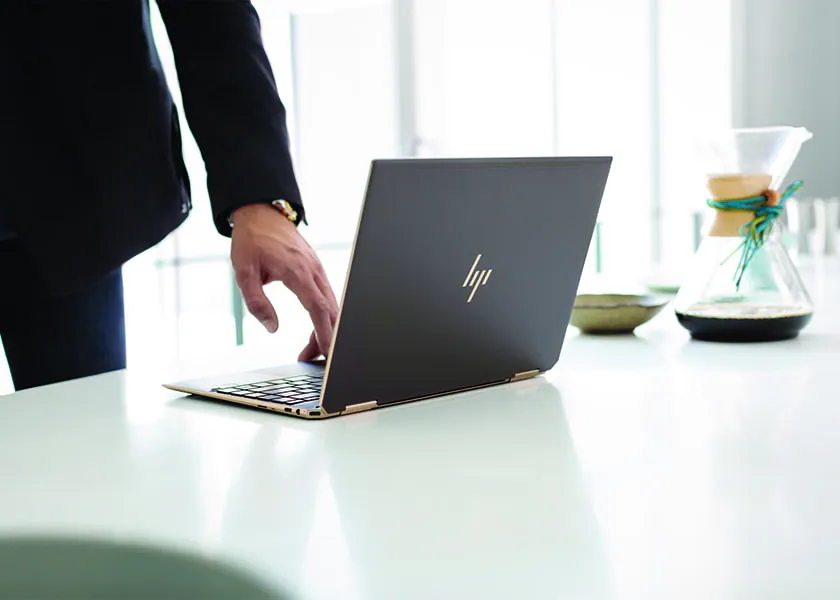 Tháo pin laptop HP rời để kiểm tra và sửa lỗi cách mở máy tính hp không lên