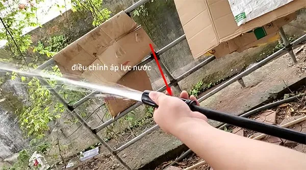 Người dùng điều chỉnh áp lực nước khi sử dụng máy rửa xe Ryobi