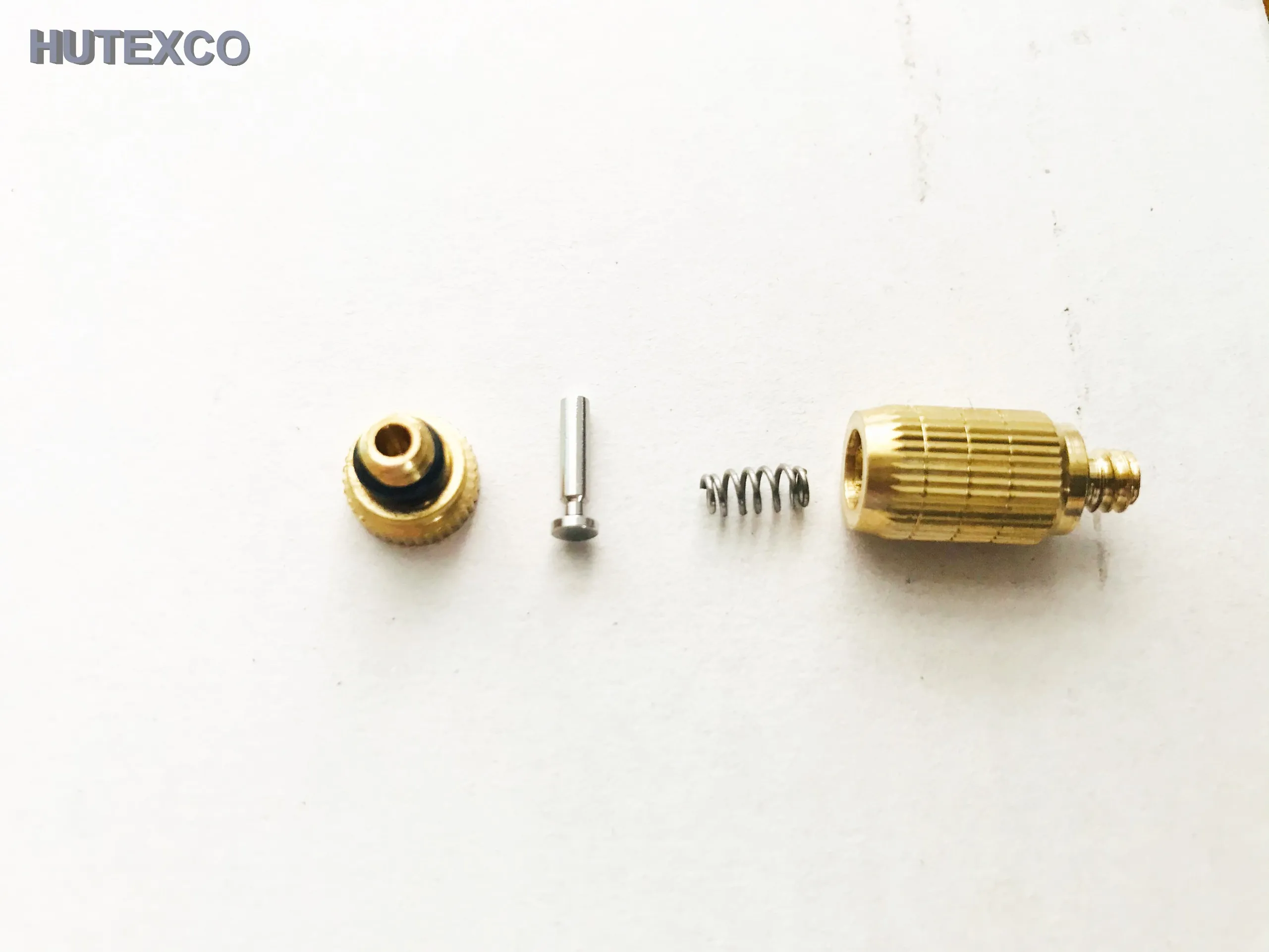 Hình ảnh người dùng đang kiểm tra và xử lý béc phun sương bị tắc, một nguyên nhân phổ biến khiến máy bơm phun sương hoạt động kém hiệu quả