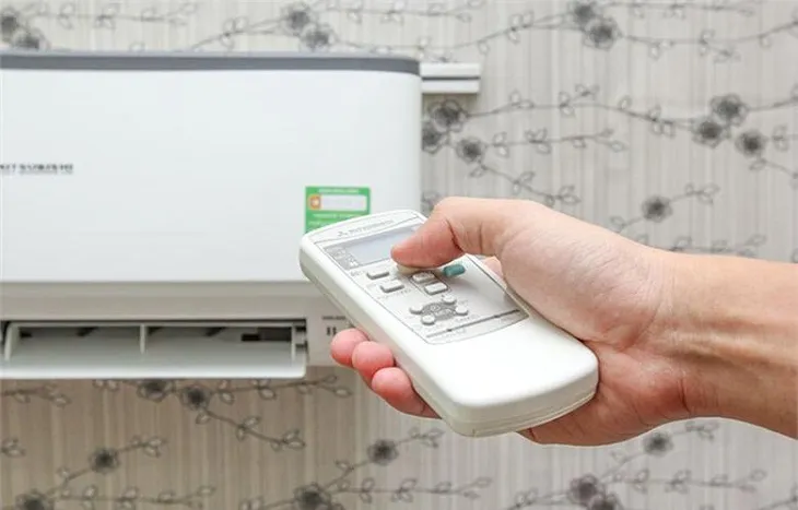 Sử dụng camera của điện thoại để kiểm tra remote máy lạnh có còn tốt không