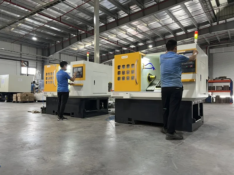 Kỹ thuật viên đang vận hành máy tiện cơ, thực hiện kiểm tra và giám sát quá trình gia công chi tiết
