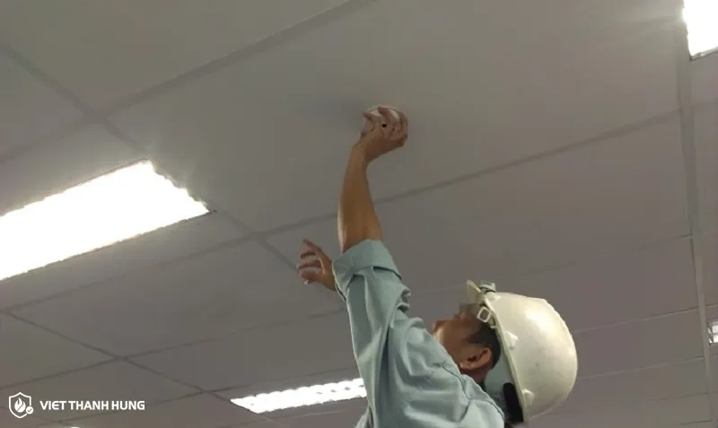 Đội ngũ kỹ thuật viên đang thi công lắp đặt hệ thống báo cháy tự động theo đúng tiêu chuẩn