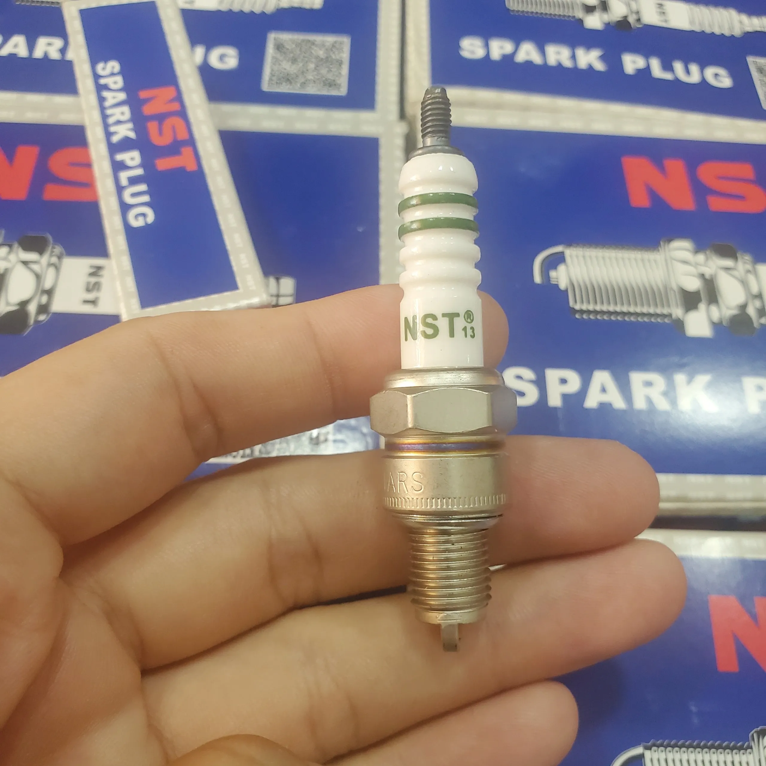 Bugi xe máy mới chính hãng loại phù hợp để thay thế