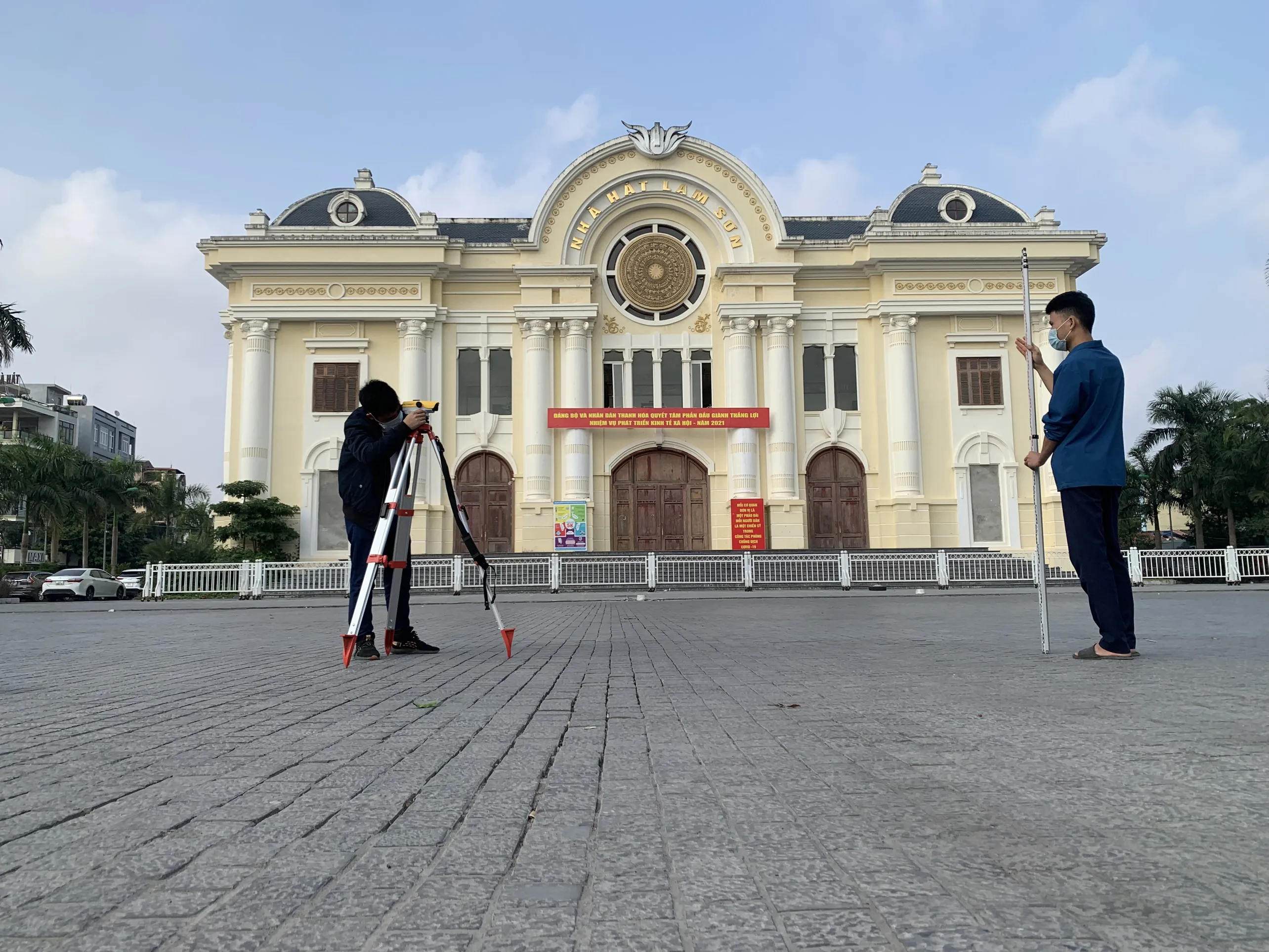 Người kỹ sư đang cân chỉnh máy thủy bình trên chân đế vững chắc để đảm bảo độ thăng bằng trước khi đo đạc