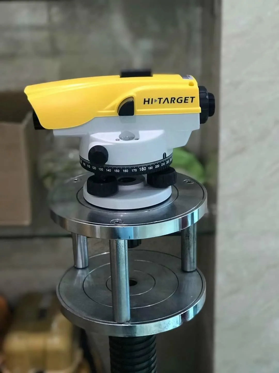 Người kỹ thuật viên đang thực hiện kiểm tra các bộ phận của máy thủy bình trước khi sử dụng