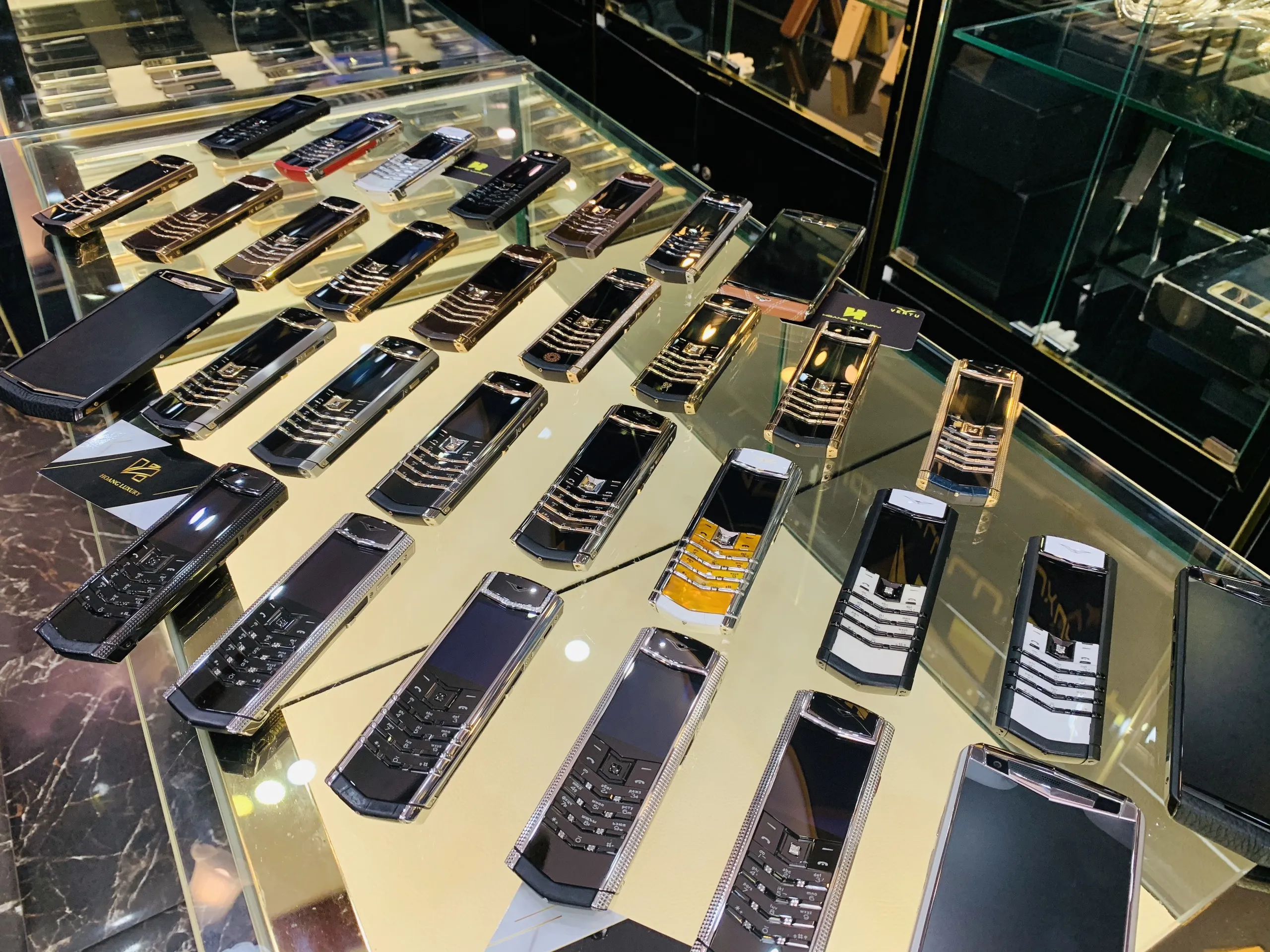 Trưng bày các mẫu điện thoại Vertu chính hãng tại cửa hàng sang trọng