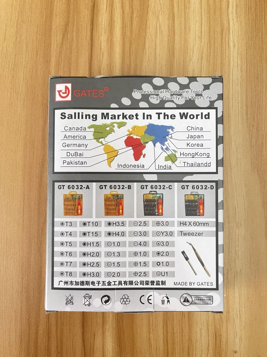 Các đầu vít và tay cầm của bộ vít đa năng 6032 sắp xếp gọn gàng