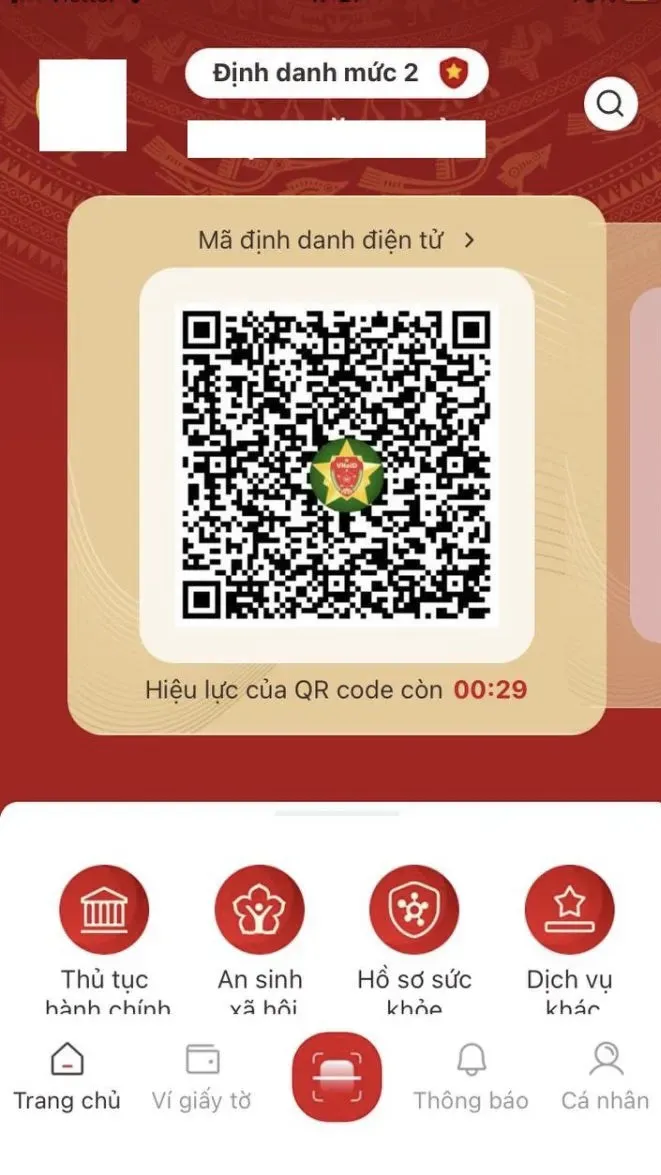 Màn hình trang chủ VNeID hiển thị mã QR định danh điện tử sẵn sàng để quét tại sân bay khi sử dụng máy bay.