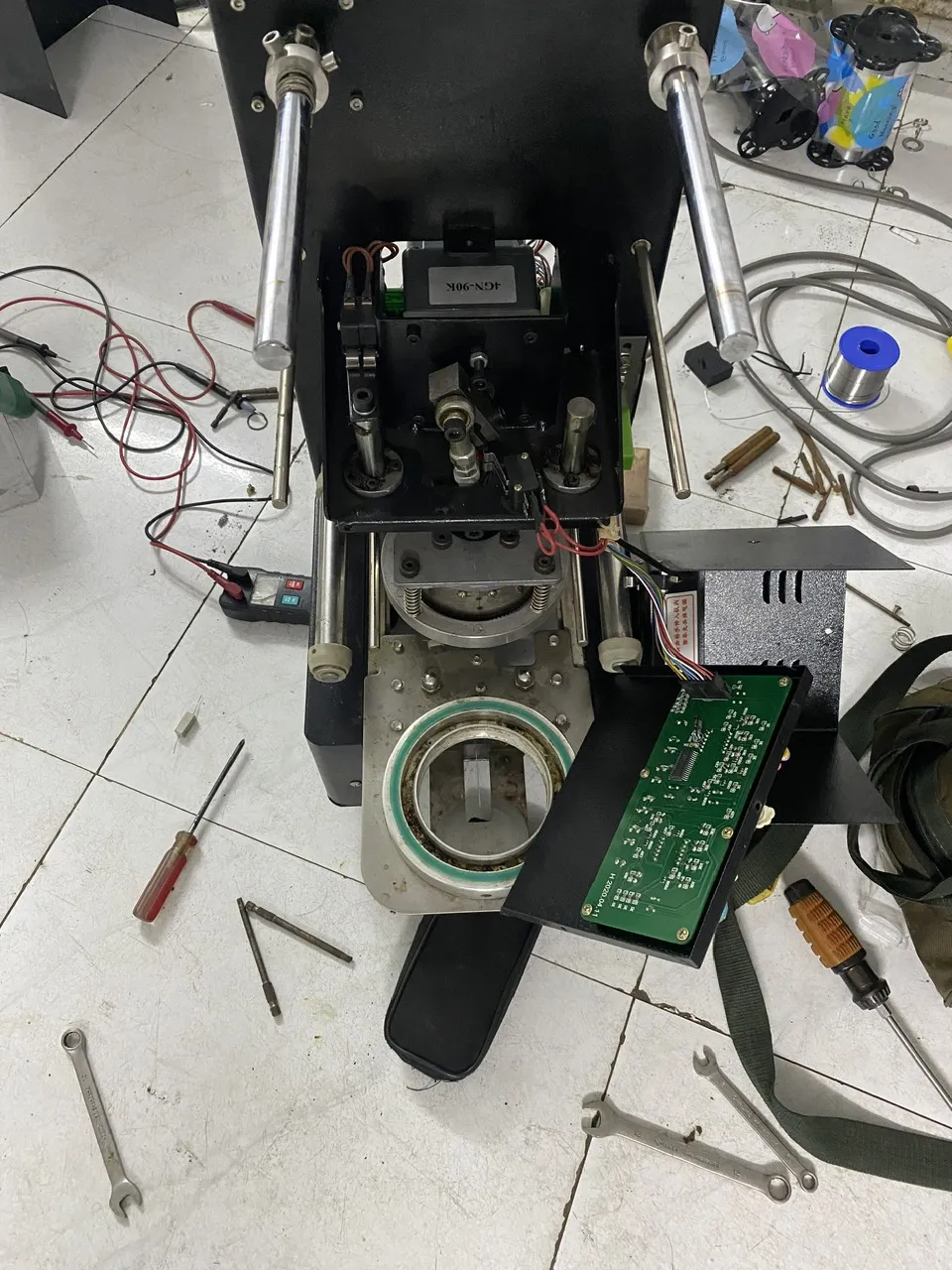 Sửa chữa hệ thống kỹ thuật và mâm nhiệt của máy ép ly nhựa