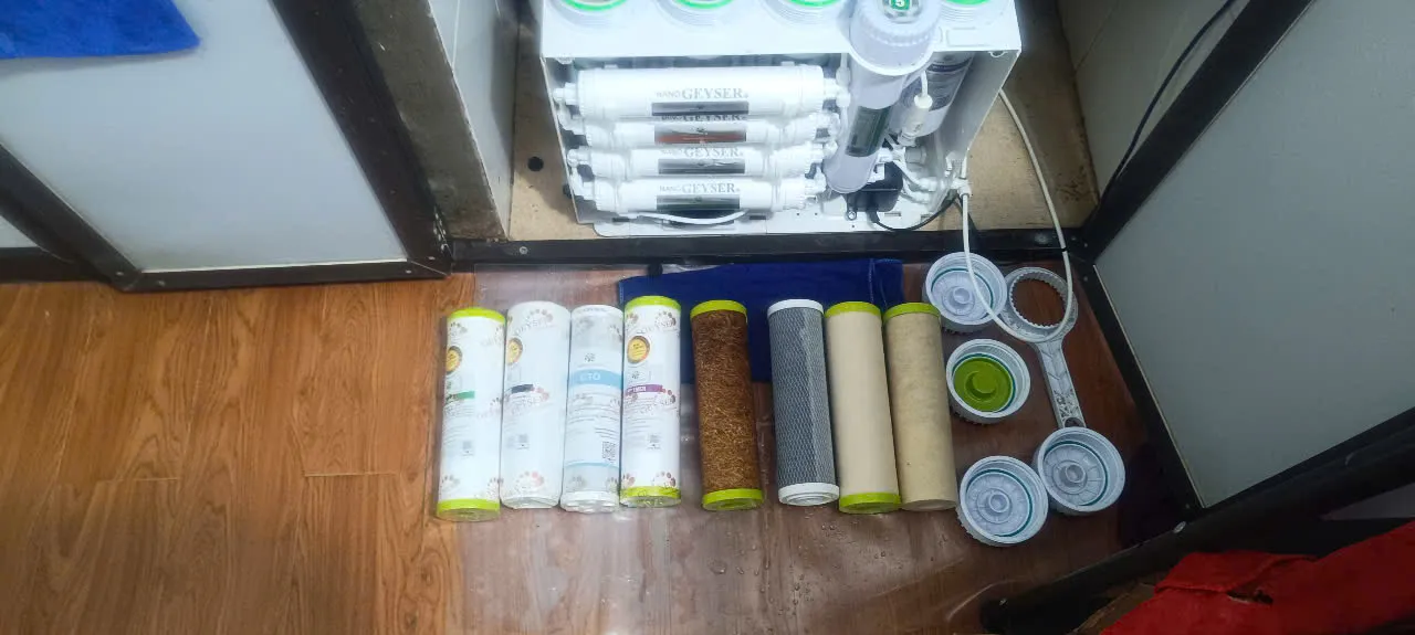 Thao tác vặn chặt các lõi lọc và van nước khi sửa máy lọc nước bị e