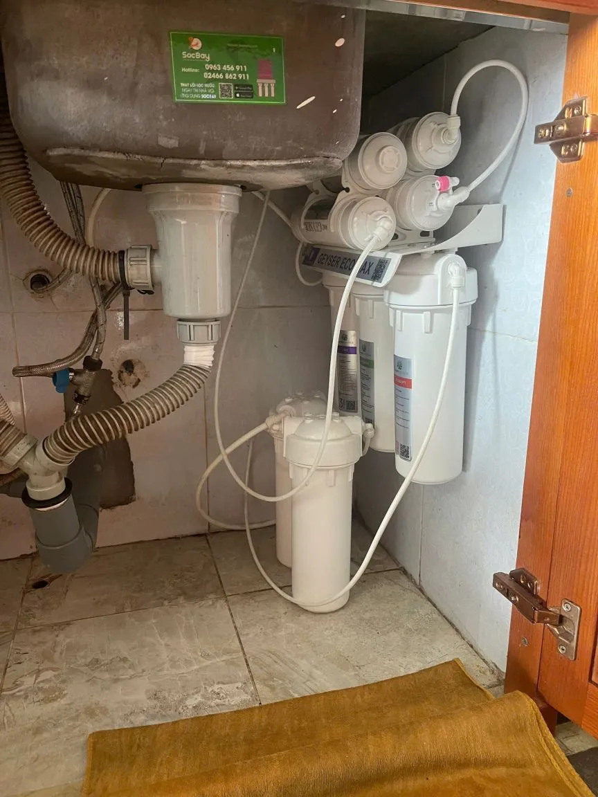 Kỹ thuật viên kiểm tra hệ thống lọc nước để tìm nguyên nhân máy lọc nước bị e