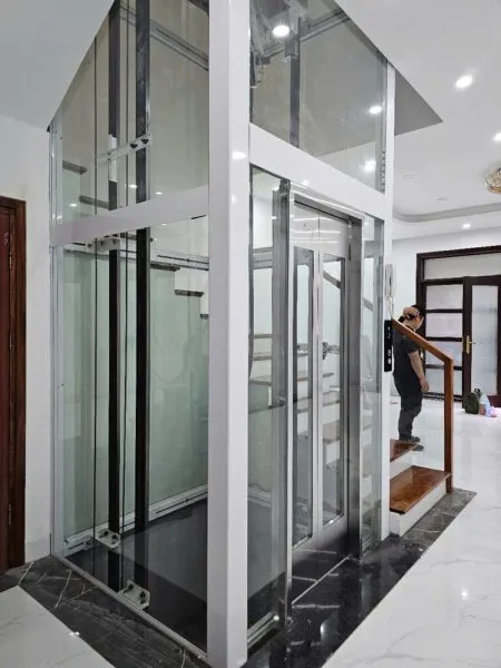 Thang máy trục vít Nhật Bản gia đình loại nhỏ với thiết kế kính hiện đại